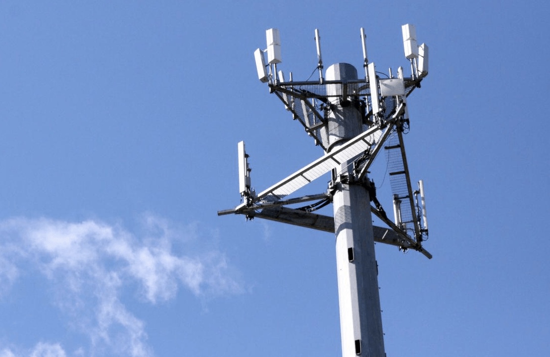 Una antena celular para comparar 5G vs. 4G