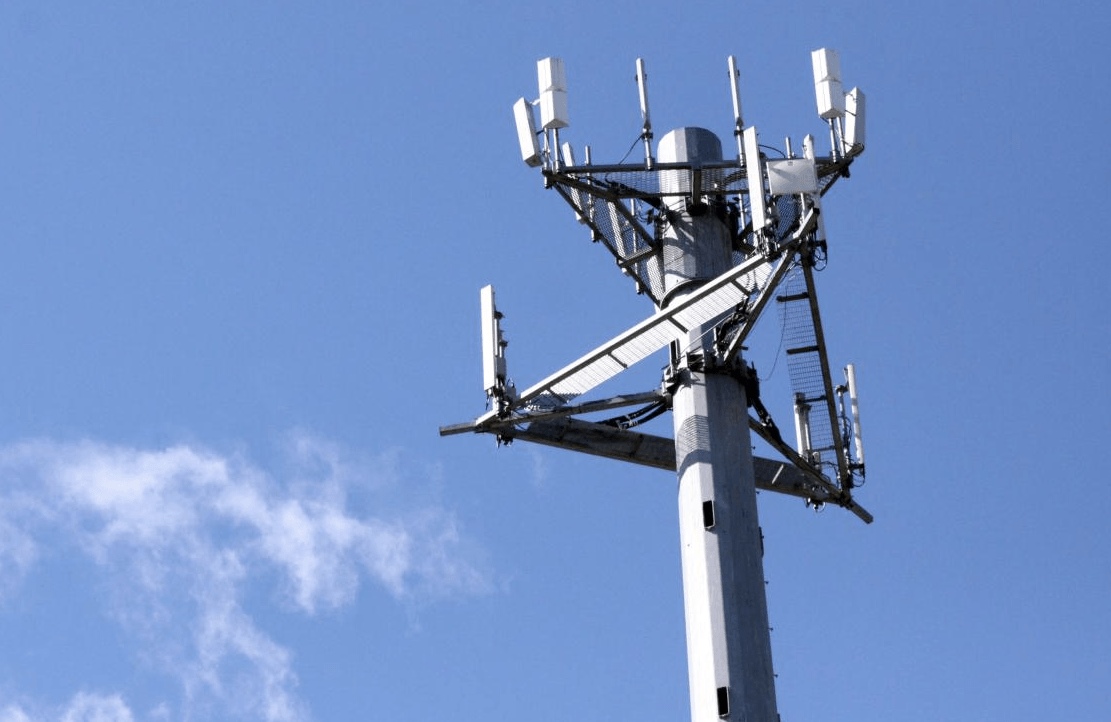 Torre con antena de red celular 5g y 4g