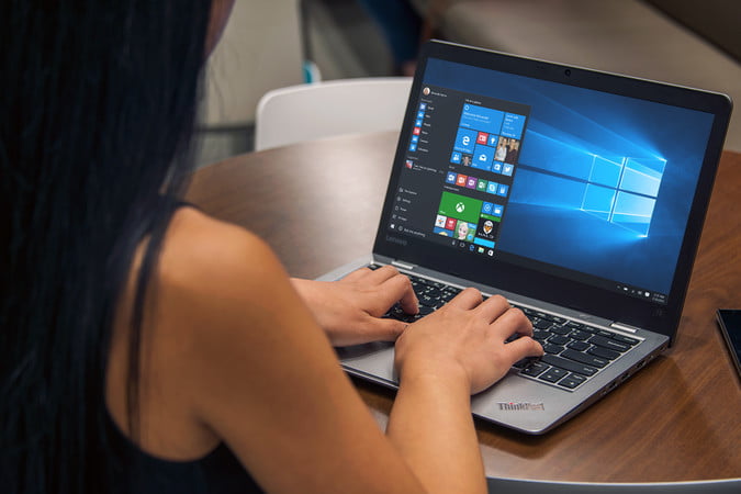 Una mujer habilitando la protección contra ransomware en Windows 10 en su laptop