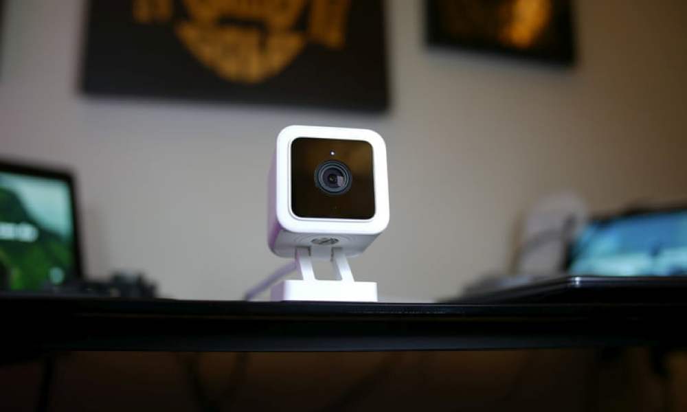 Wyze Cam v3 sobre una mesa al interior de una casa, una de las mejores cámaras de seguridad para el hogar