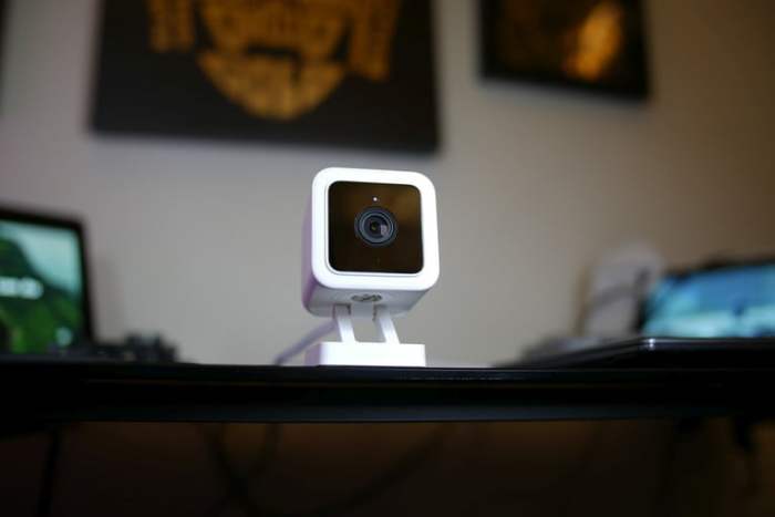 Wyze Cam v3 sobre una mesa al interior de una casa, una de las mejores cámaras de seguridad para el hogar