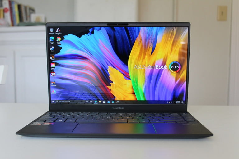 Asus ZenBook 13 OLED UM325 sobre una superficie blanca, una de las mejores laptops para video