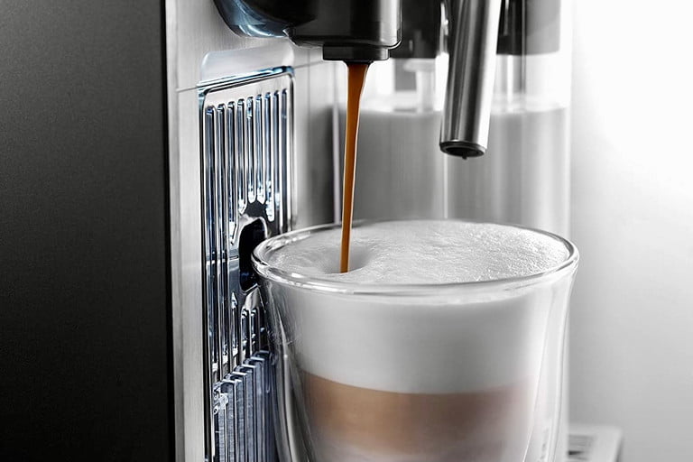 Esta es la cafetera Nespresso mejor valorada de  que destaca por su  tamaño compacto y la buena calidad del café