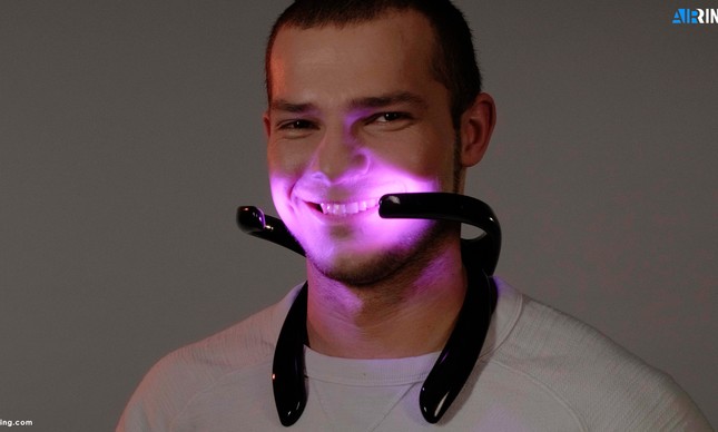 Esta mascarilla lanza aire puro y filtrado todo el día