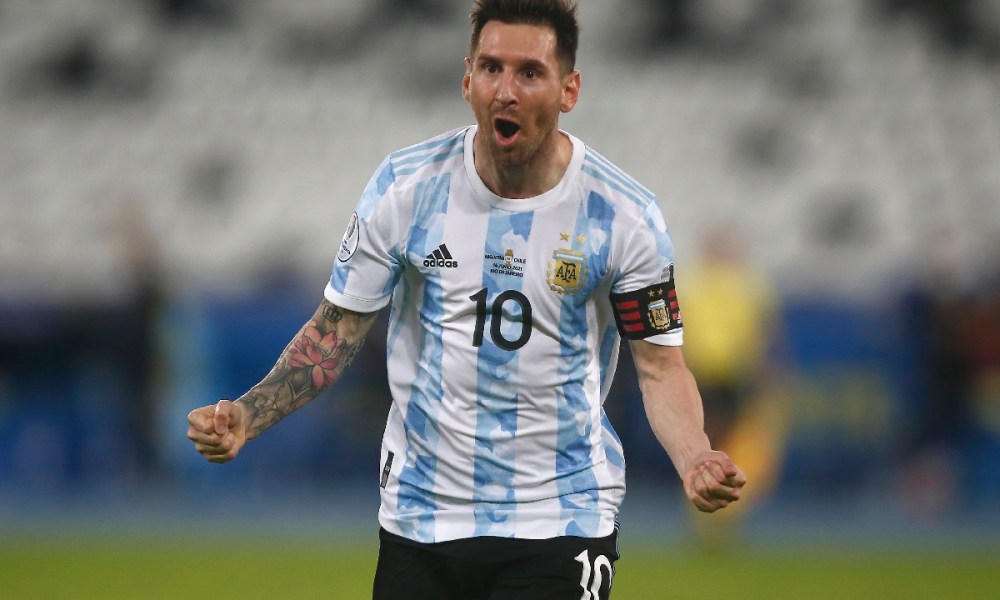 Lionel Messi celebra con la camiseta de la selección argentina.