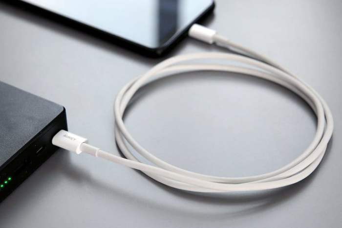 Cargador rápido USB-C conectado a un dispostivo con cable para aprender cómo funciona la carga rápida