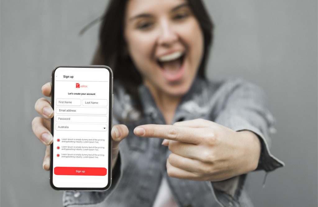 Una chica mostrando cómo editar un PDF desde su celular