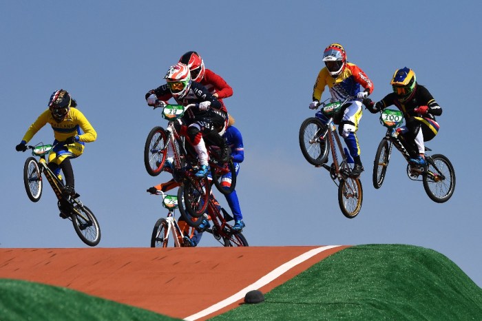 Ciclistas de BMX compiten en los Juegos Olímpicos