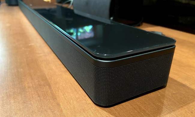 Bose Soundbar 700 sobre una superficie de madera, una de las mejores barras de sonido