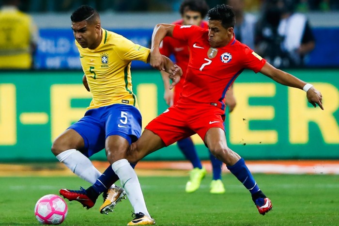 El brasileño Casemiro y el chileno Alexis Sánchez disputan el balón en el último partido entre ambos países.