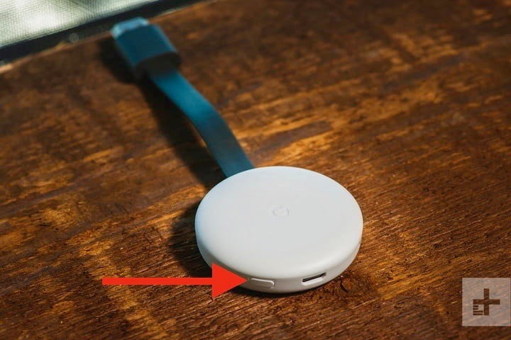 Google Chromecast en color blanco mostrando el botón para resetear de fábrica