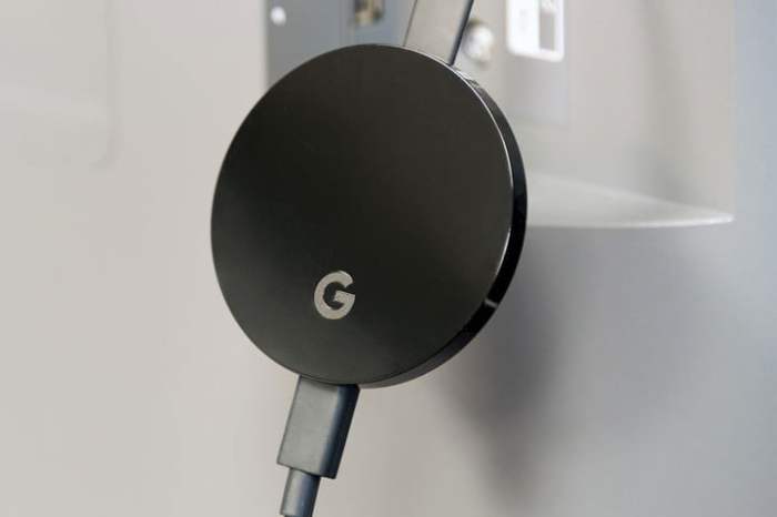 Chromecast Ultra de Google conectado a un cable
