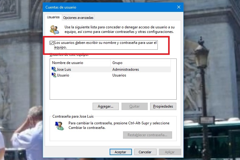 La pantalla Cuentas de usuario en Windows 10, donde desmarca la casilla de requisito de contraseña.