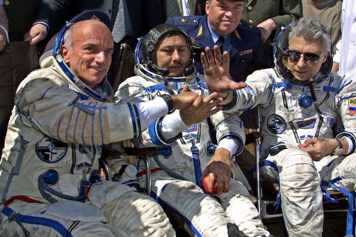 Dennis Tito (a la izquierda) junto a la tripulación de la nave Soyuz que lo acompañó en el primer vuelo turístico al espacio de la historia.