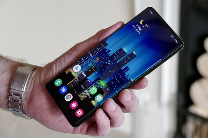 como actualizar a android 12 y que telefonos son compatibles galaxy s21 ultra screen hand 3 900x450