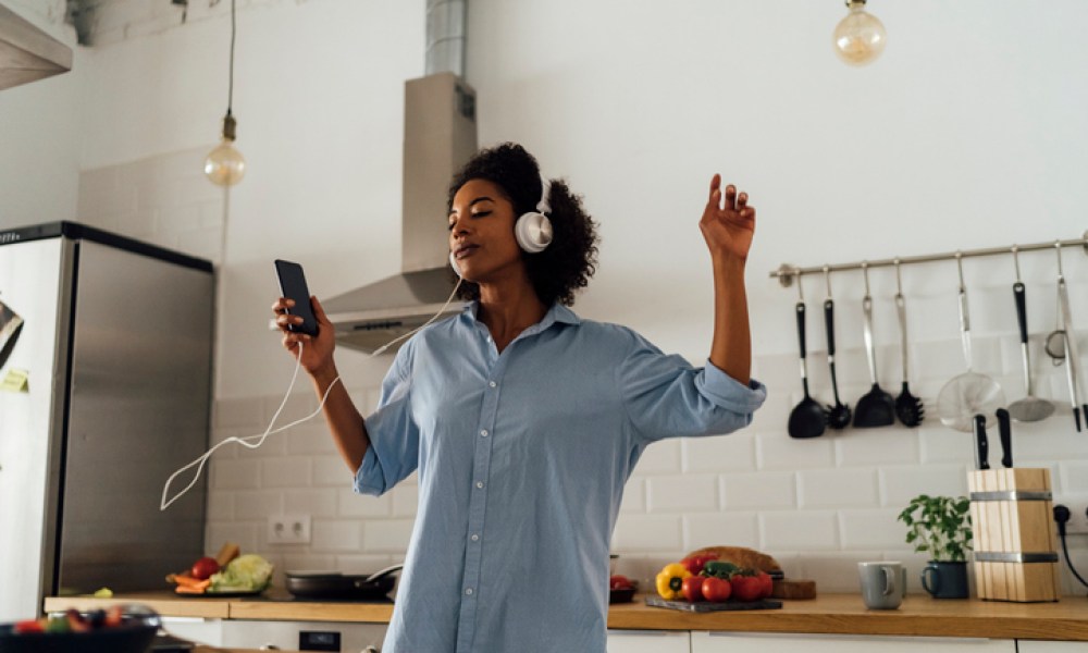 Una mujer escuchando música con unos auriculares