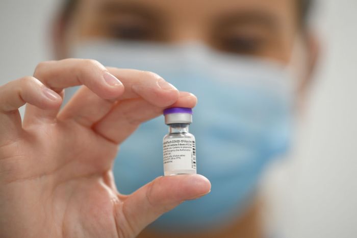 Vacuna de BioNTech ofrece 10 veces más anticuerpos que Sinovac