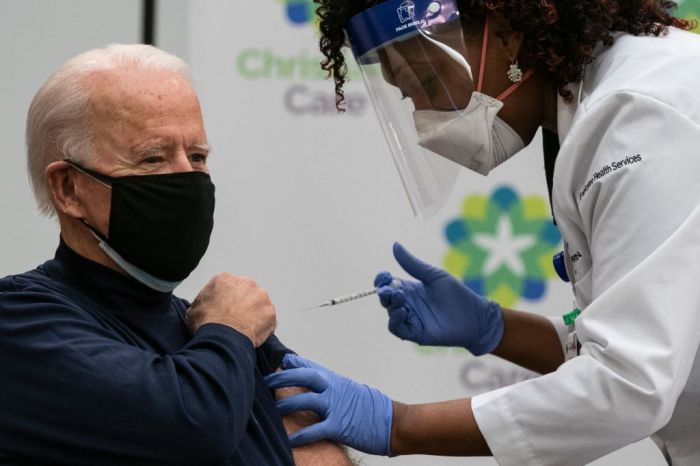Biden quiere que se le pague a cada persona por vacunarse