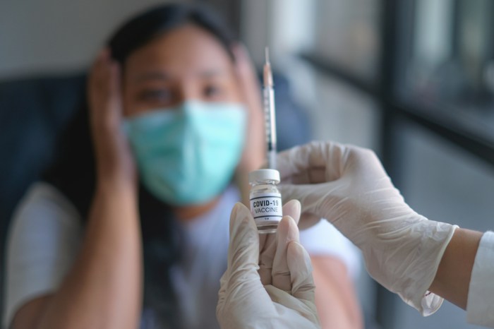 ¿Pueden las vacunas aumentar el tamaño del busto?
