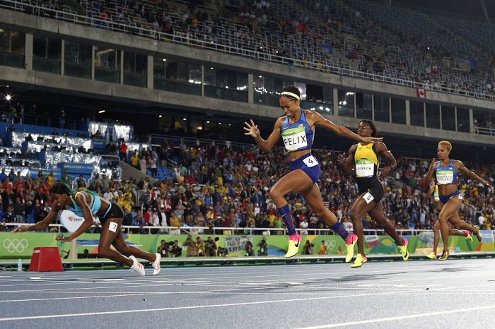 La atleta de Bahamas Shaunae Miller se arroja sobre la meta para derrotar a la estadounidense Allyson Felix en Río 2016