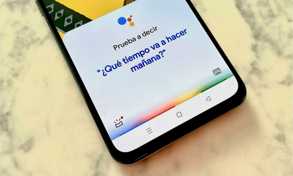 Celular utilizando Google Assistant a manos libres.