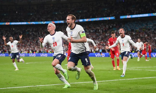 Harry Kane celebra tras anotar ante Dinamarca en la semifinal de la Euro 2021