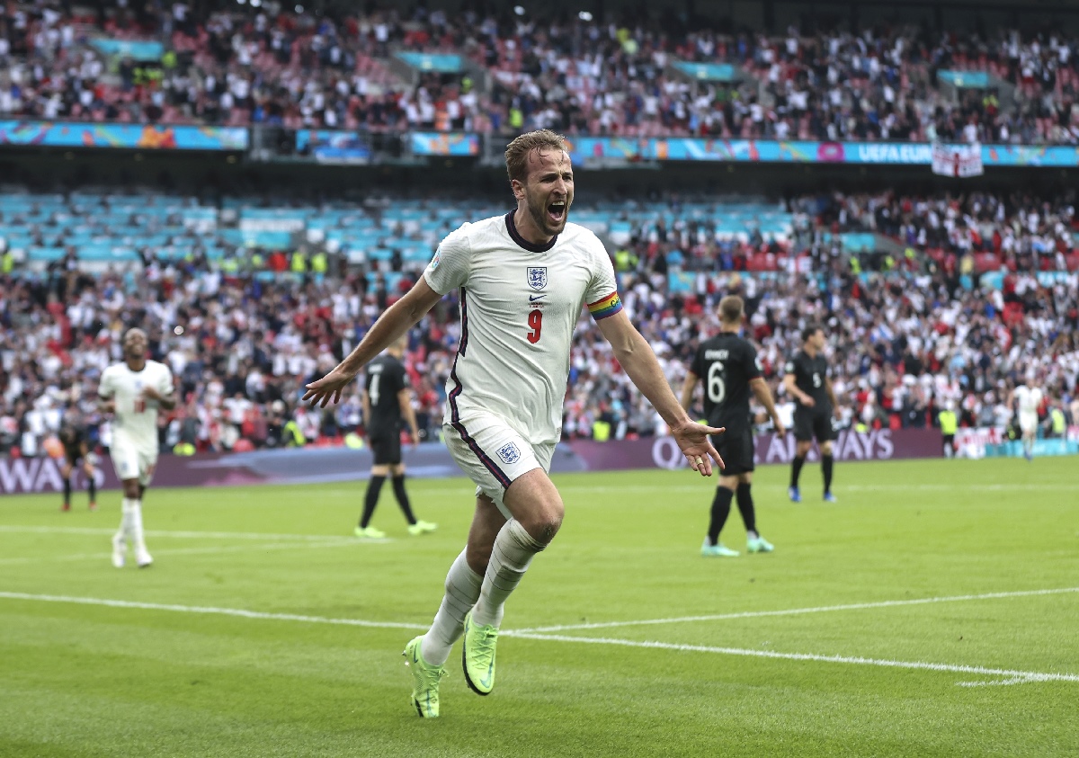 Harry Kane celebra después de anotar el segundo gol de Inglaterra sobre Alemania, por los octavos de final de la Eurocopa 2021.