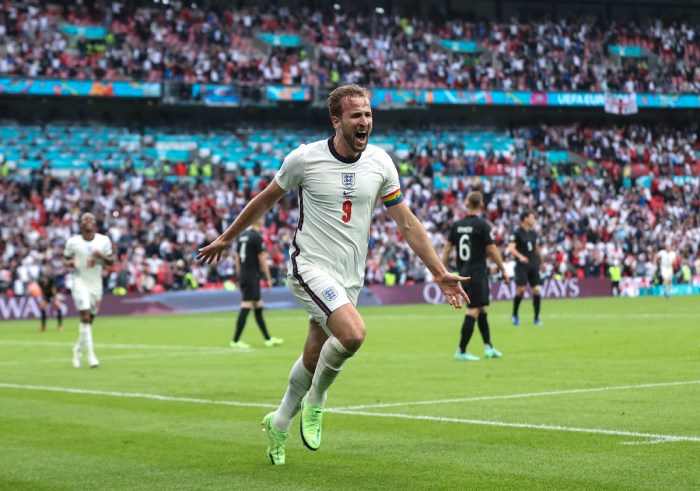 Harry Kane celebra después de anotar el segundo gol de Inglaterra sobre Alemania, por los octavos de final de la Eurocopa 2021.
