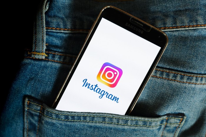 Un teléfono con el logo de Instagram sobresale del bolsillo de un pantalón.