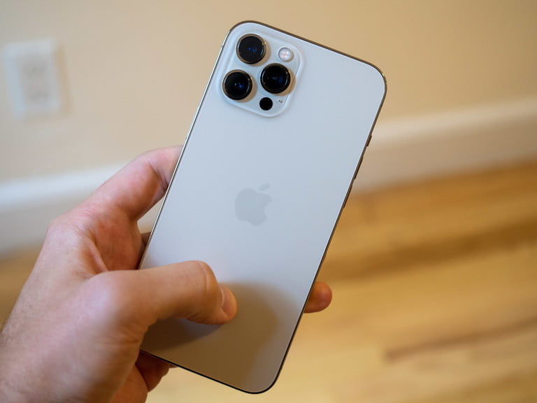 iPhone 12 Pro Max en la mano de una persona mostrando la parte trasera, uno de los mejores teléfonos para jugar