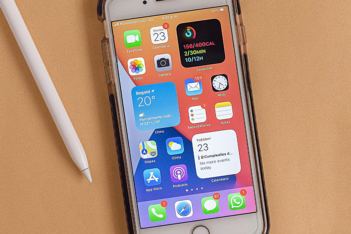 un hombre configurando el rastreador de correos electrónicos en su iPhone