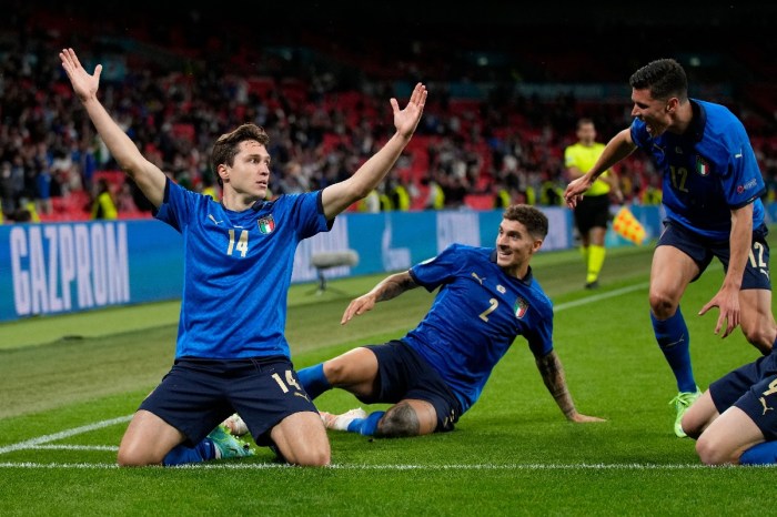 Federico Chiesa celebra después de anotar el primer gol ante Austria por los octavos de final de la Eurocopa 2021.