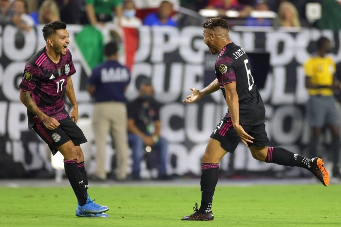 Jonathan Dos Santos y Jesús Corona celebran el triunfo mexicano en cuartos de final de la Copa Oro 2021.