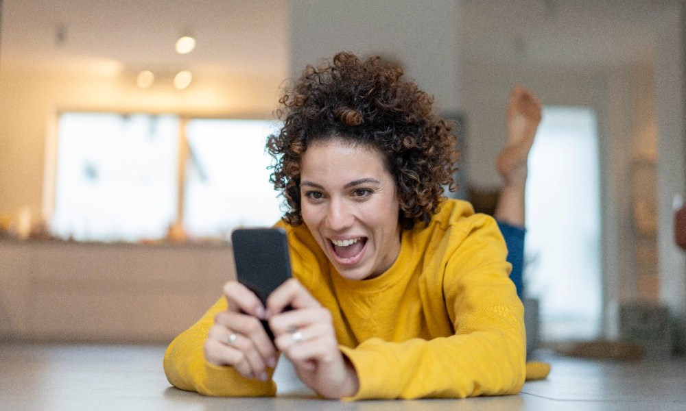 como enviar emojis sonido messenger facebook mujer sonrie telefono gettyimages 1139023576