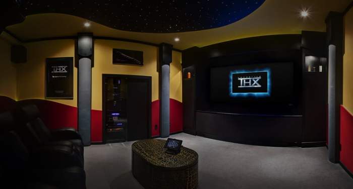 Foto de un cine en casa con el logotipo para aprender qué es THX