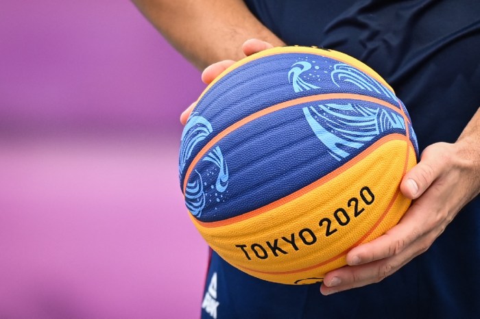 Un balón de baloncesto 3x3 en Tokyo 2020