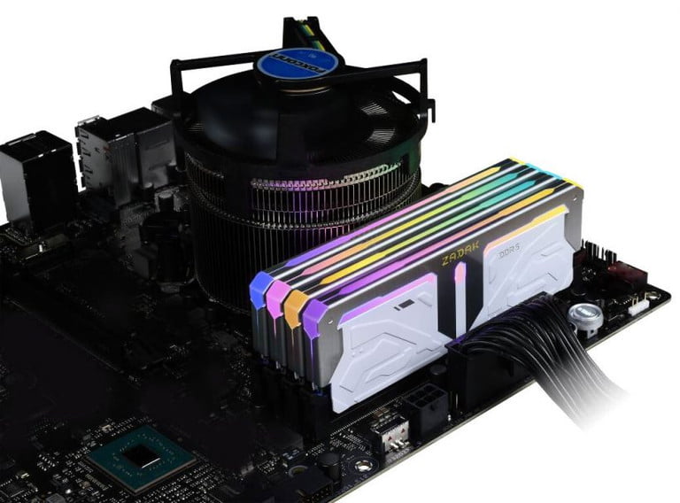 Módulos de memoria RAM DDR5 Zakak en placa base.