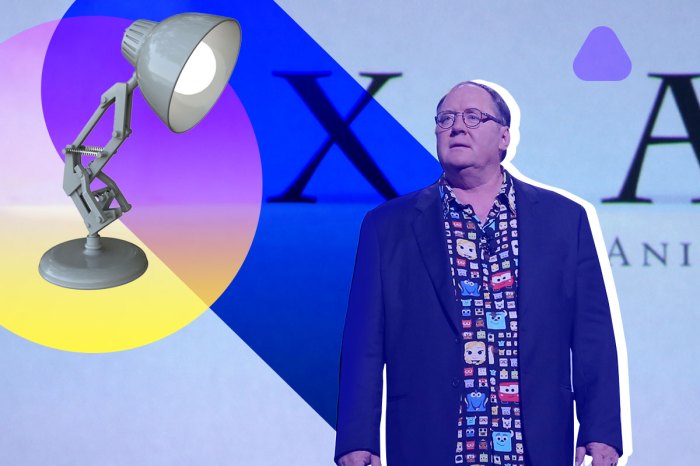 Una imagen del animador John Lasseter con la emblemática lámpara luxo de Pixar