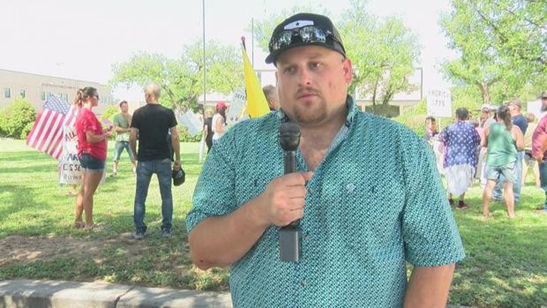 Texas: líder del movimiento antimascarillas murió por COVID-19