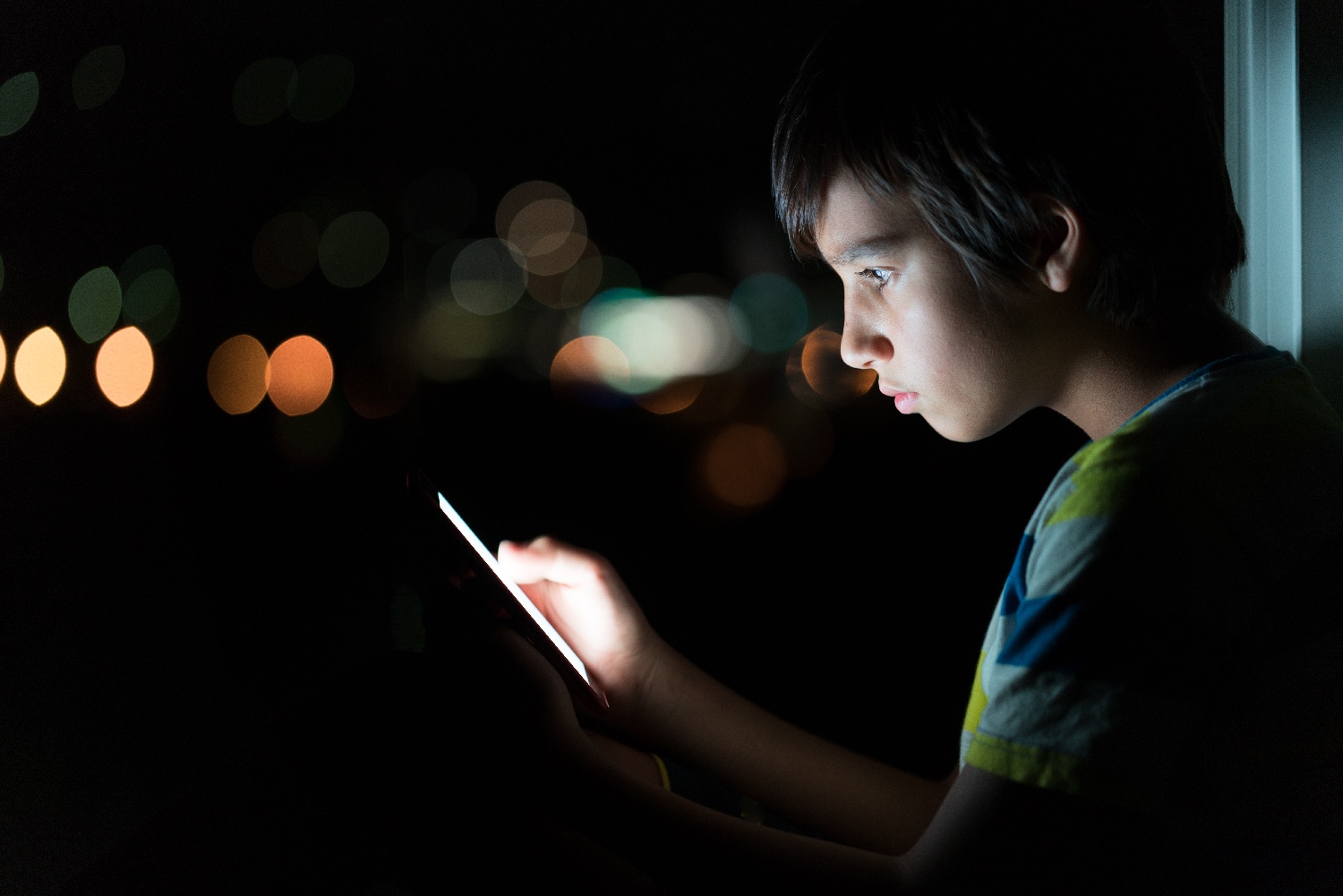 Un adolescente es víctima de acoso en redes sociales