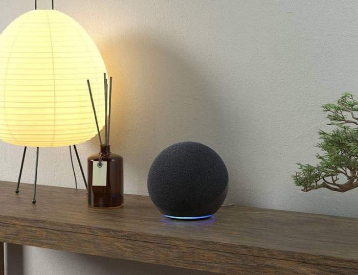 Altavoz inteligente Amazon Echo de cuarta generación en una repisa para aprender a establecer alarmas en Alexa.