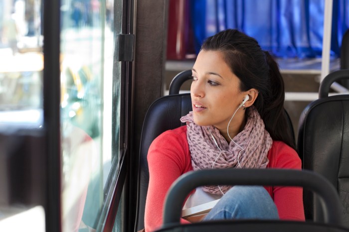 los mejores audiolibros en espanol de amazon young woman listening to music on a bus