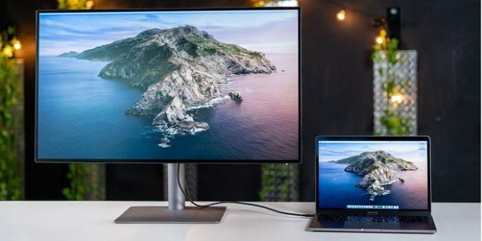 Laptop de Apple conectada a un monitor BenQ para comparar a la MacBook Pro 15 vs. MacBook Pro 13