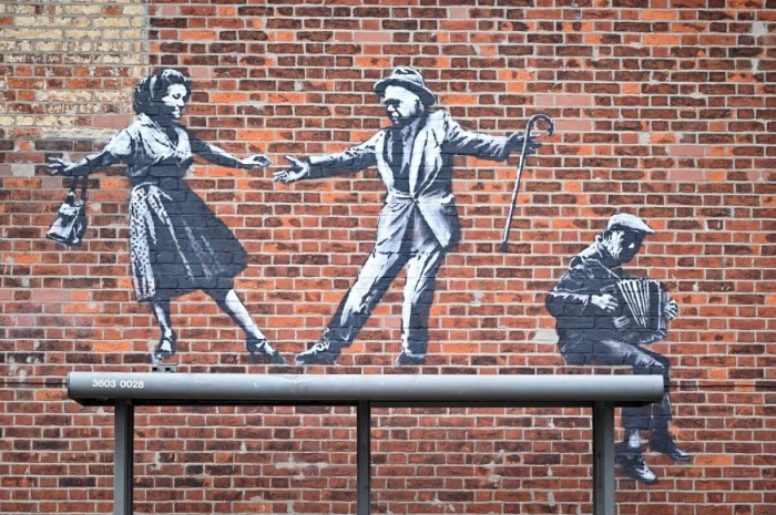 La imagen muestra una obra del artista callejero Banksy.