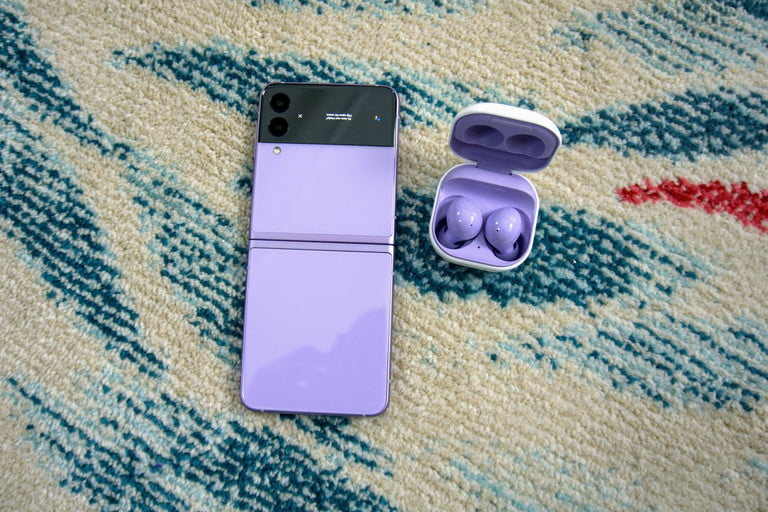 Flip 3 y Buds 2 en clor violeta para comparar Samsung Galaxy Z Flip 3 vs. Galaxy Z Flip 5G