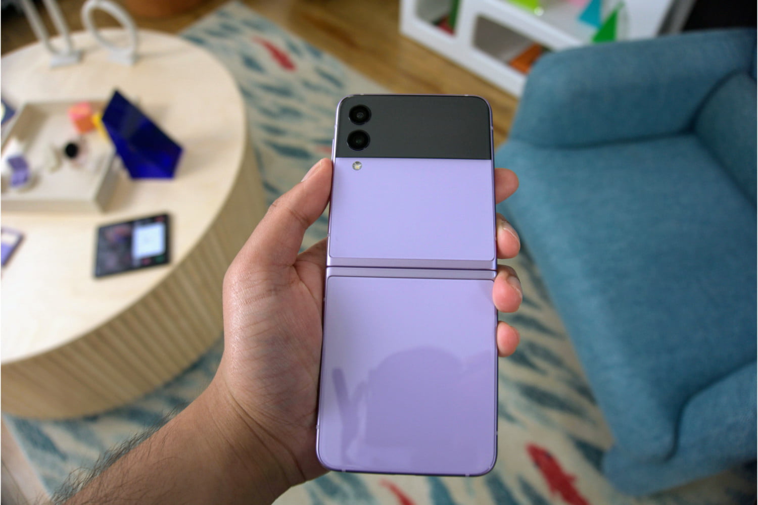 samsung galaxy z flip 3 vs 5g flip3 back unfolded 1500x1000