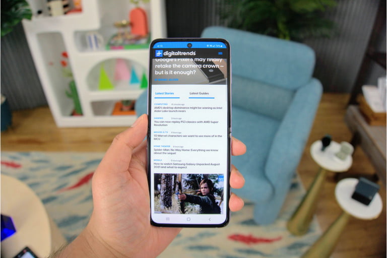 Samsung Z Flip 3 en la mano de una persona mostrando a pagina web de Digital Trenbds