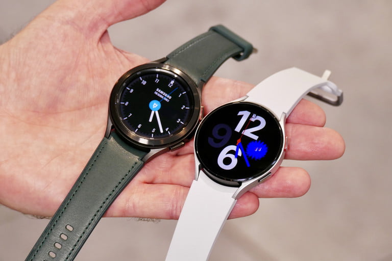 Una mano sostiene un reloj Galaxy Watch 4 Classic y un Galaxy Watch 4.