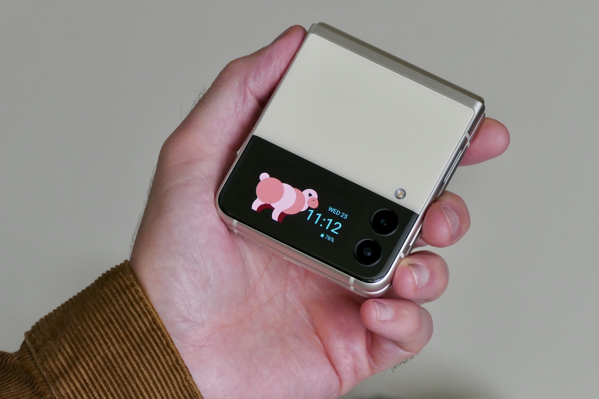 samsung galaxy z flip 3 vs 5g closed in hand 2000x1333