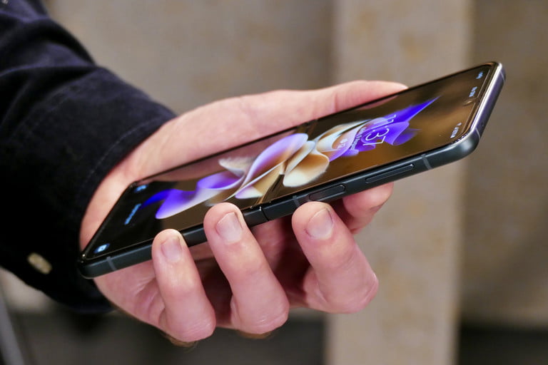 Galaxy Z Flip 3 abierto en la mano de una persona.